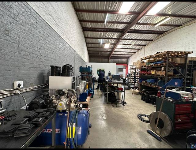 193M² WAREHOUSE TO LET IN CROWN